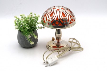 Candeeiro de mesa em prata recortada assentes em bases circulares com frisos e eletrificação preparada